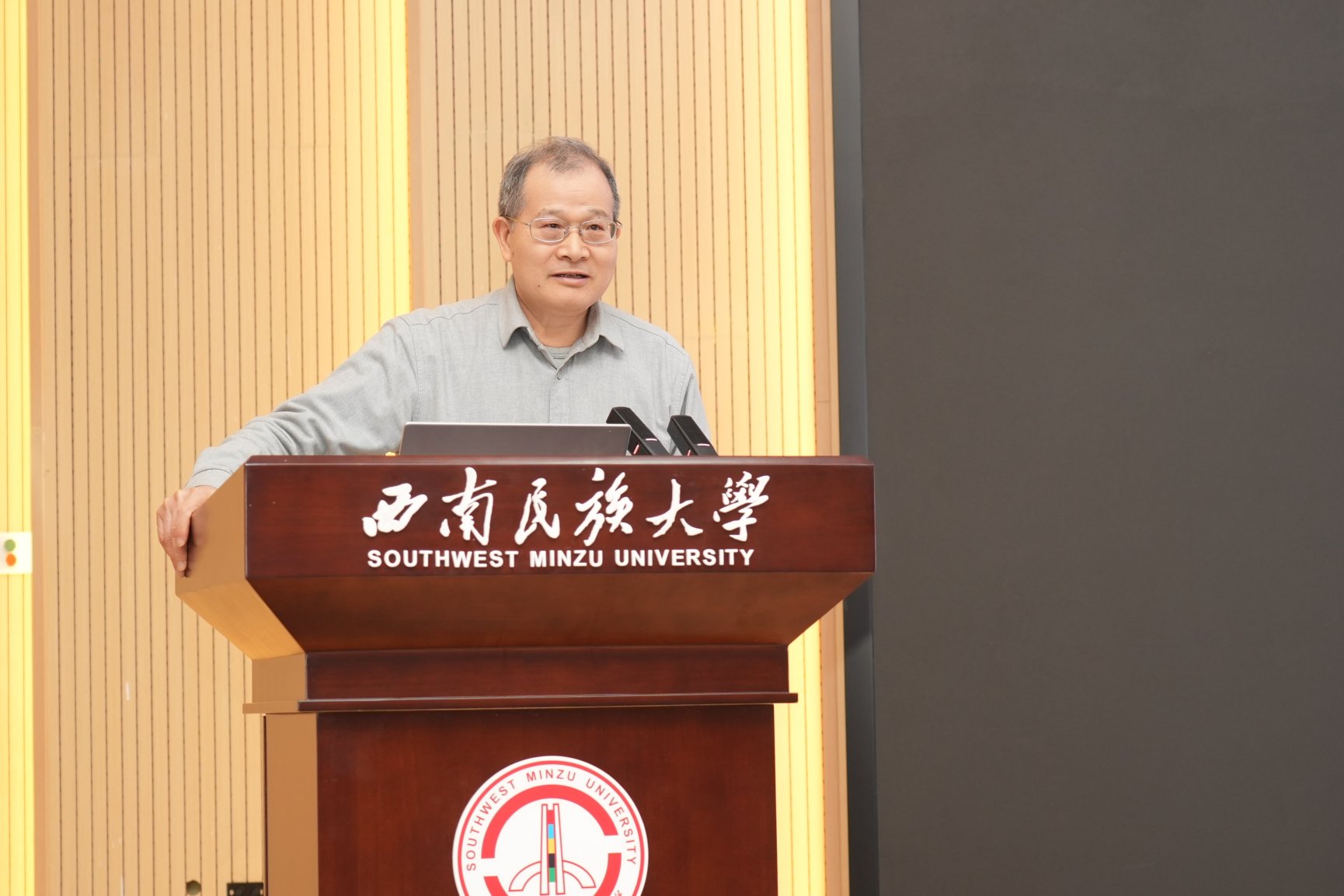 门前的人
中度可信度描述已自动生成