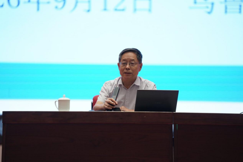 周志忍教授作报告.png 周志忍教授作报告.png